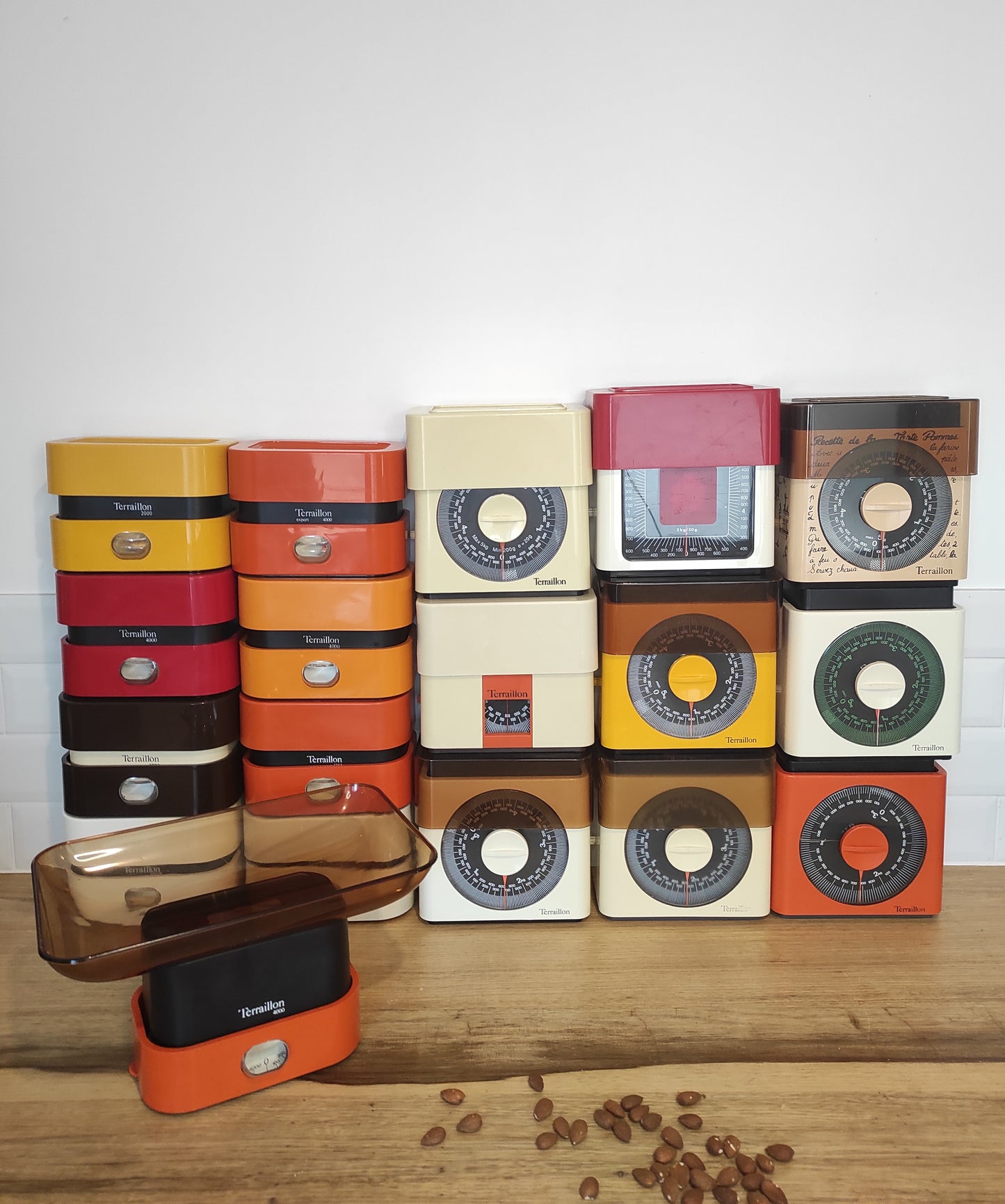 Qui ne la connait pas ? La balance mécanique Terraillon est un modèle incontournable de l’électroménager vintage à avoir ! D'une belle couleur jaune et en parfait état de fonctionnement elle sera très jolie aussi en déco dans votre cuisine. Pesée possible jusqu’à 2.2kg, graduée par 10gr, une petite molette de tare sur le coté. Dans son jus avec quelques traces du passé mais fonctionne parfaitement.
