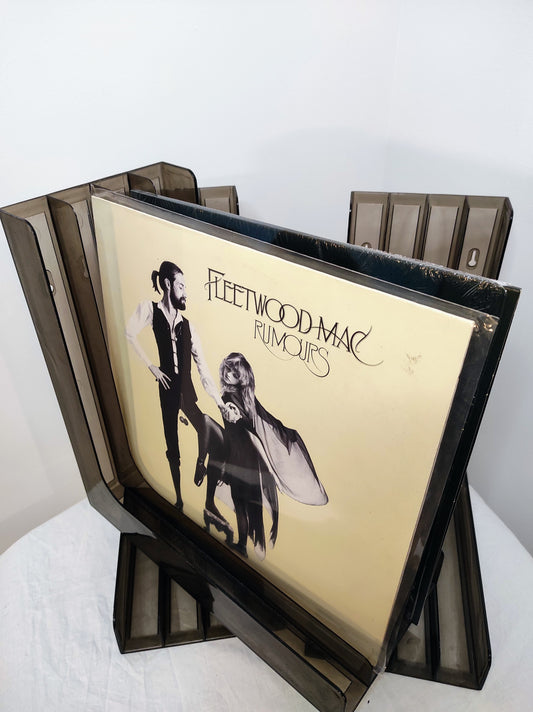 Ecouter de la bonne musique oui… mais après faut-il encore ranger ses vinyles 33 tours ! Tout droit sortis des années 70, ces ranges vinyles vintage en plexiglass marrons fumés seront parfaits posés sur un meuble ou accrochés au mur. En très bon état, aucun manque, quelques légères traces du temps.