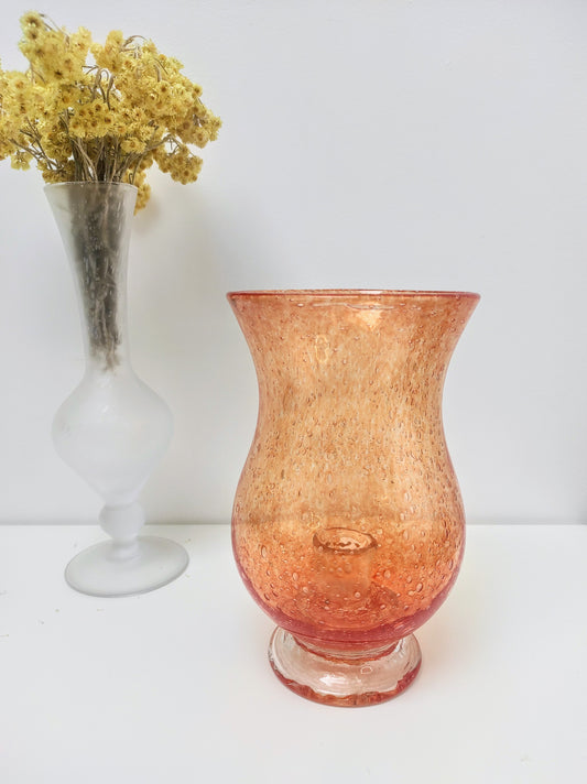 Pleins de belles petites bulles de couleur orange ce bougeoir / photophore en verre soufflé signé Biot de la verrerie Farinelli trouvera à coup sûr une place dans votre intérieur. Bohème, vintage, Provence