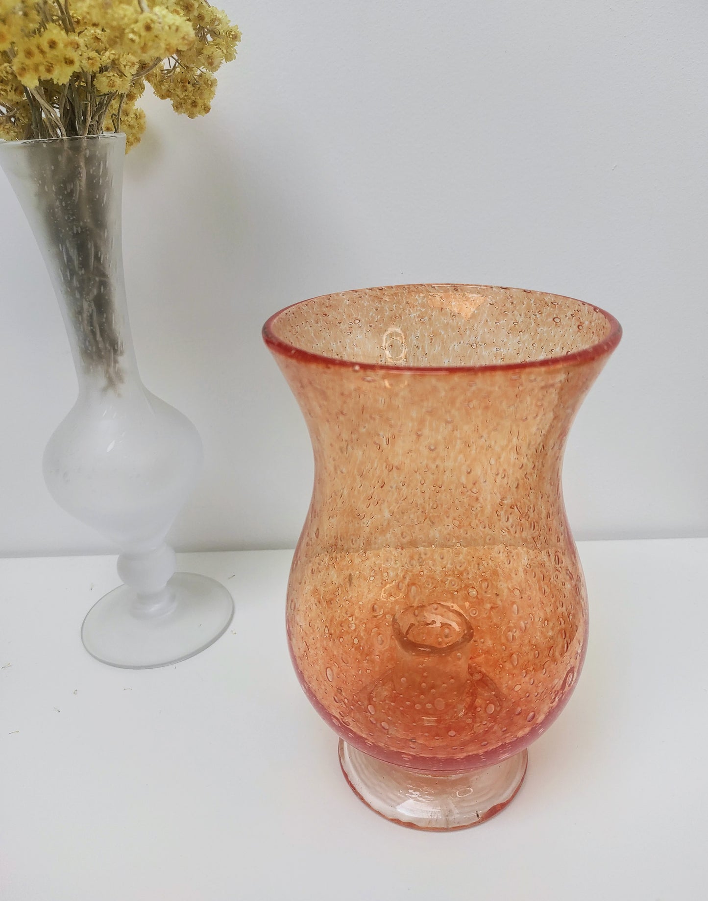 Pleins de belles petites bulles de couleur orange ce bougeoir / photophore en verre soufflé signé Biot de la verrerie Farinelli trouvera à coup sûr une place dans votre intérieur. Bohème, vintage, Provence