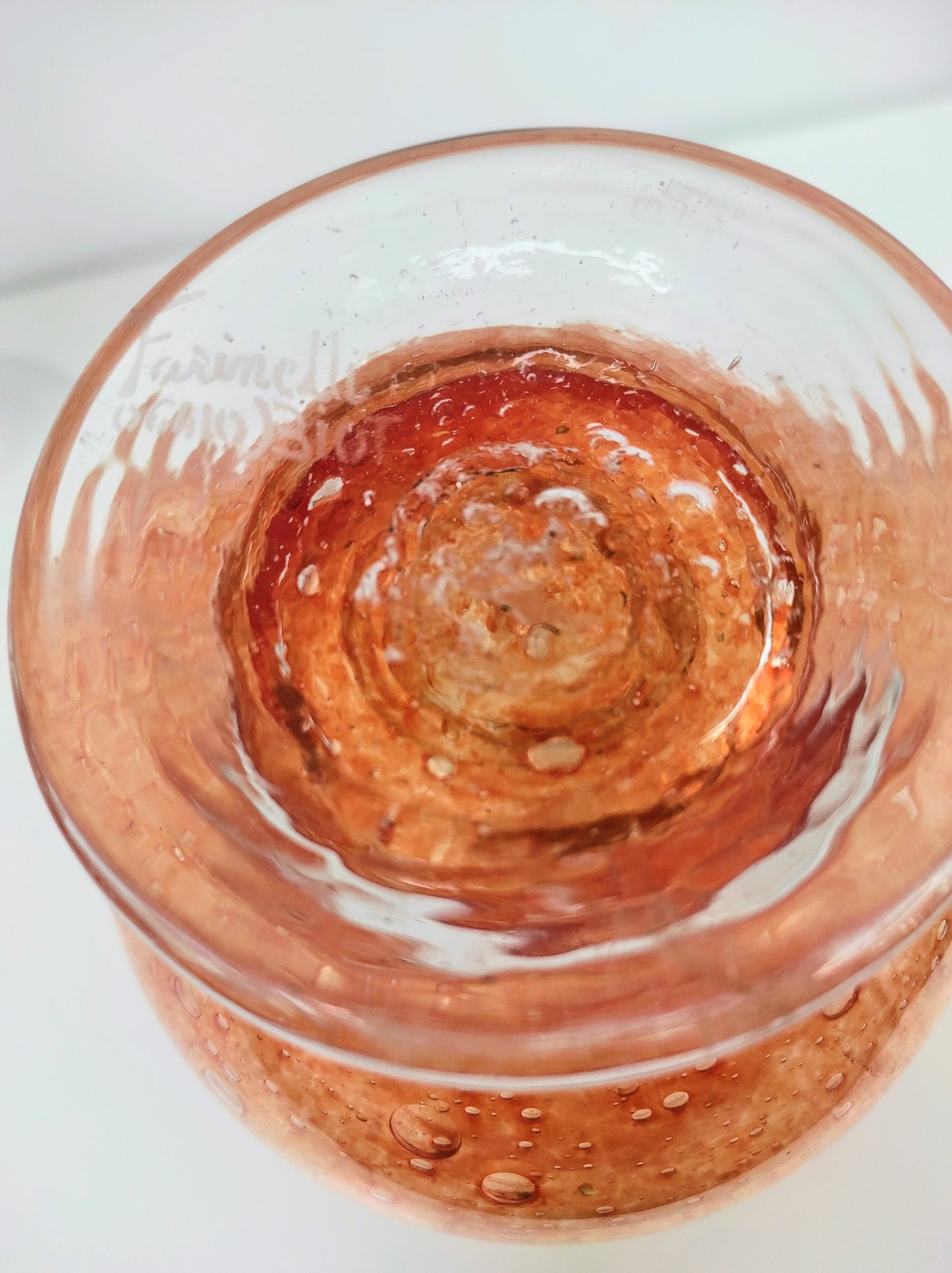 Pleins de belles petites bulles de couleur orange ce bougeoir / photophore en verre soufflé signé Biot de la verrerie Farinelli trouvera à coup sûr une place dans votre intérieur. Bohème, vintage, Provence