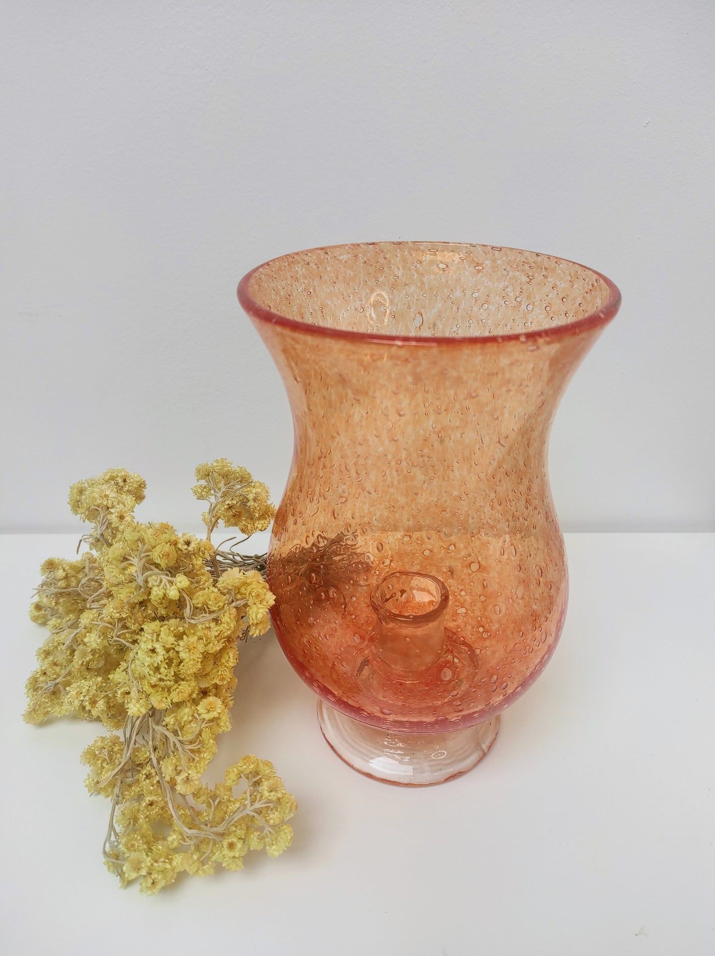 Pleins de belles petites bulles de couleur orange ce bougeoir / photophore en verre soufflé signé Biot de la verrerie Farinelli trouvera à coup sûr une place dans votre intérieur. Bohème, vintage, Provence