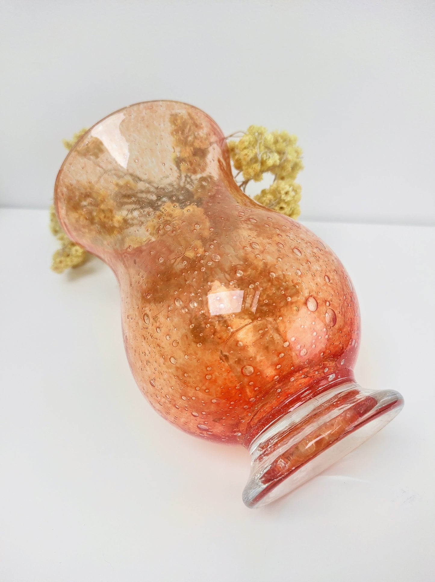 Pleins de belles petites bulles de couleur orange ce bougeoir / photophore en verre soufflé signé Biot de la verrerie Farinelli trouvera à coup sûr une place dans votre intérieur. Bohème, vintage, Provence