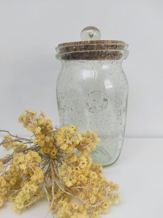 Superbe ancien pot/bocal en verre bullé provenant de la verrerie BIOT. Bouchon liège avec sa prise en verre également. Estampille BIOT sur le devant, pleins de belles bulles transparentes. Fait à la main et soufflé à la bouche ! Made in France artisanalement, chaque pièce BIOT est unique !