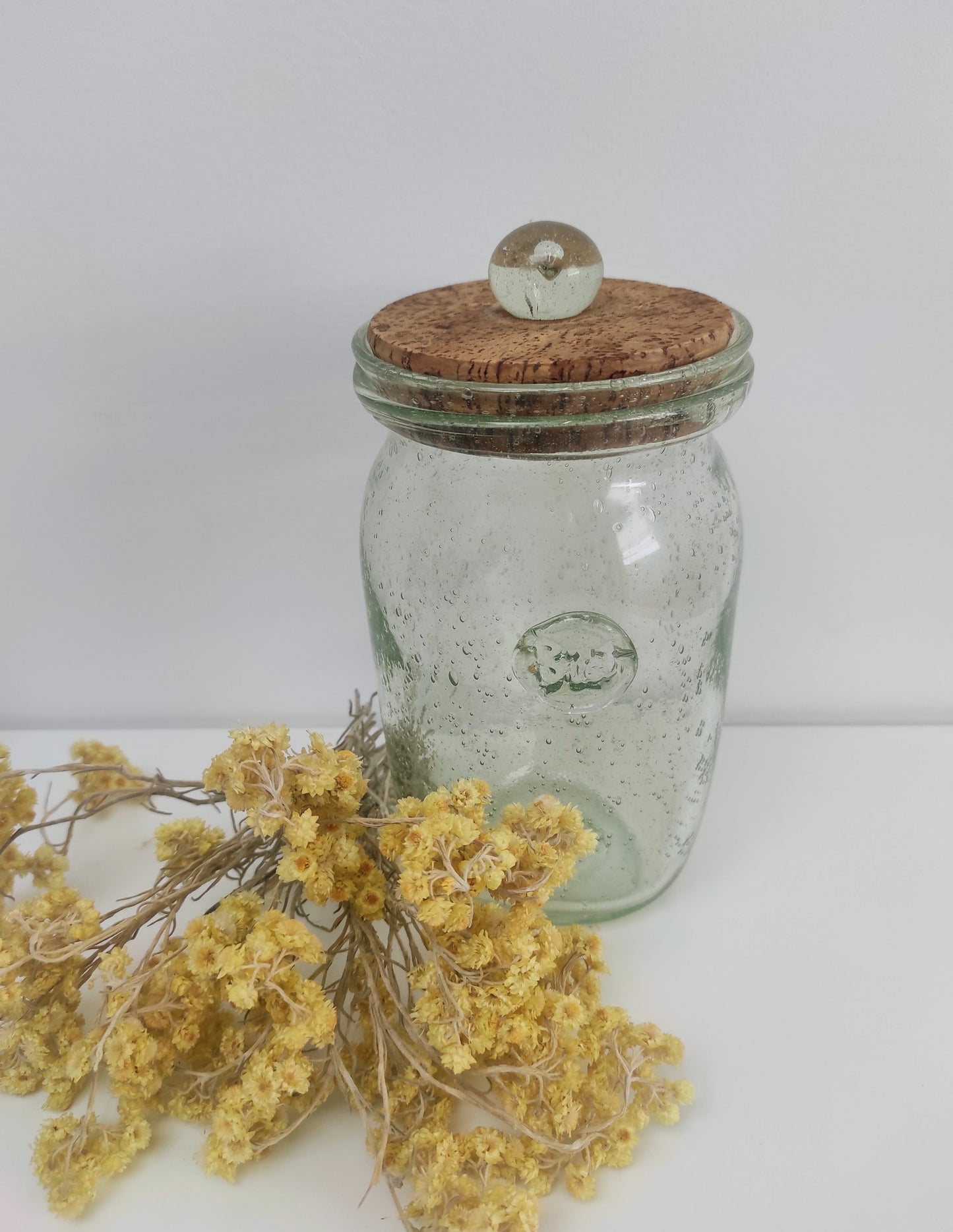 Superbe ancien pot/bocal en verre bullé provenant de la verrerie BIOT. Bouchon liège avec sa prise en verre également. Estampille BIOT sur le devant, pleins de belles bulles transparentes. Fait à la main et soufflé à la bouche ! Made in France artisanalement, chaque pièce BIOT est unique !