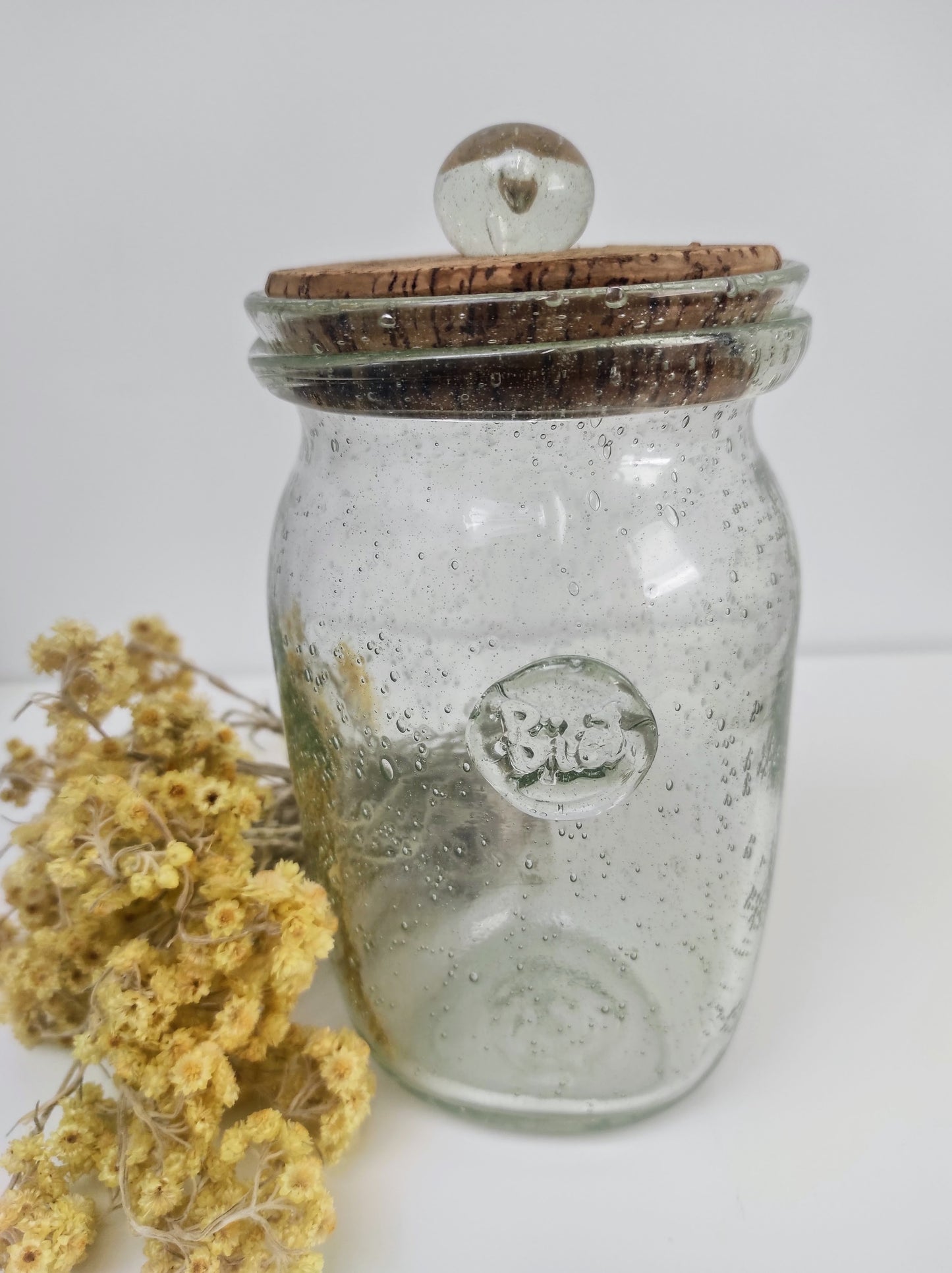 Superbe ancien pot/bocal en verre bullé provenant de la verrerie BIOT. Bouchon liège avec sa prise en verre également. Estampille BIOT sur le devant, pleins de belles bulles transparentes. Fait à la main et soufflé à la bouche ! Made in France artisanalement, chaque pièce BIOT est unique !