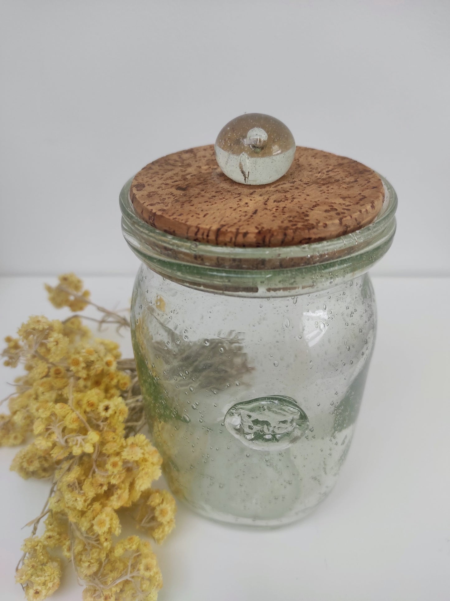 Superbe ancien pot/bocal en verre bullé provenant de la verrerie BIOT. Bouchon liège avec sa prise en verre également. Estampille BIOT sur le devant, pleins de belles bulles transparentes. Fait à la main et soufflé à la bouche ! Made in France artisanalement, chaque pièce BIOT est unique !
