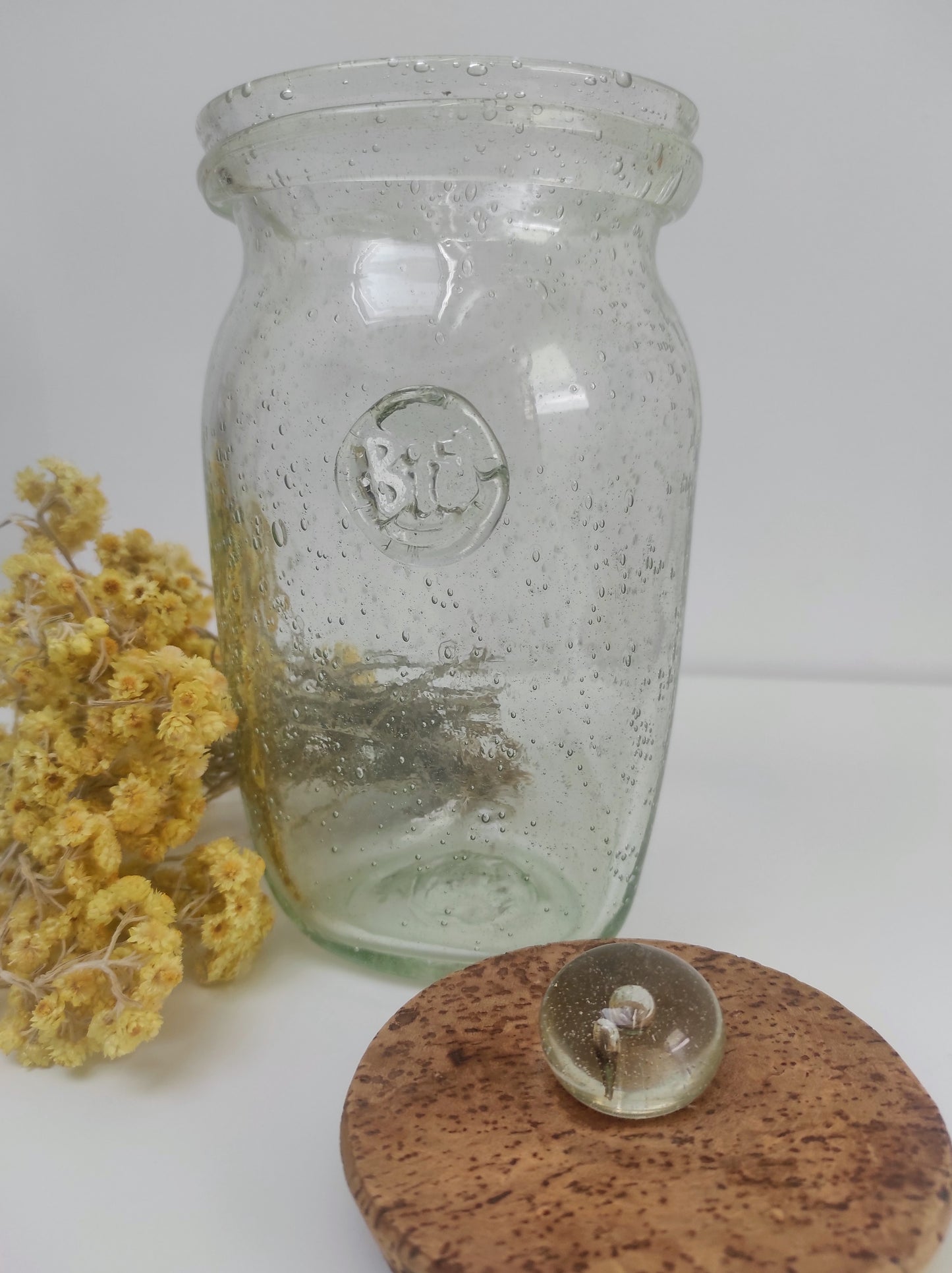 Superbe ancien pot/bocal en verre bullé provenant de la verrerie BIOT. Bouchon liège avec sa prise en verre également. Estampille BIOT sur le devant, pleins de belles bulles transparentes. Fait à la main et soufflé à la bouche ! Made in France artisanalement, chaque pièce BIOT est unique !