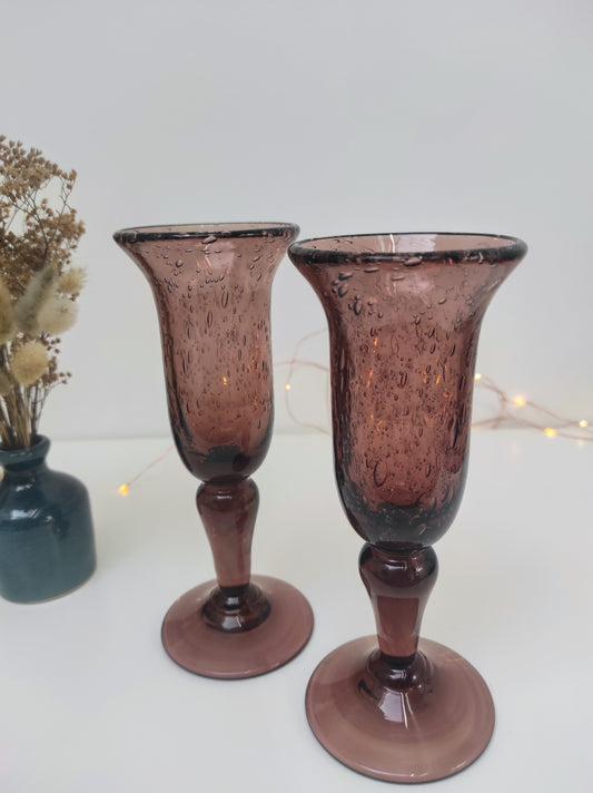 Des bulles à l'intérieur mais pas seulement ! Fêtez un évènement ou trinquez avec un de vos proches avec élégance grâce à cet ensemble de 2 flûtes à champagne en verre soufflé signé Biot de couleur améthyste/mauve! Sans aucun éclat, en très bon état. Made in France, fait main et soufflé à la bouche ! bohème, Provence, vintage