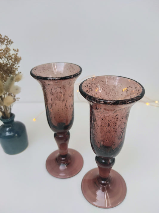 Des bulles à l'intérieur mais pas seulement ! Fêtez un évènement ou trinquez avec un de vos proches avec élégance grâce à cet ensemble de 2 flûtes à champagne en verre soufflé signé Biot de couleur améthyste/mauve! Sans aucun éclat, en très bon état. Made in France, fait main et soufflé à la bouche ! bohème, Provence, vintage