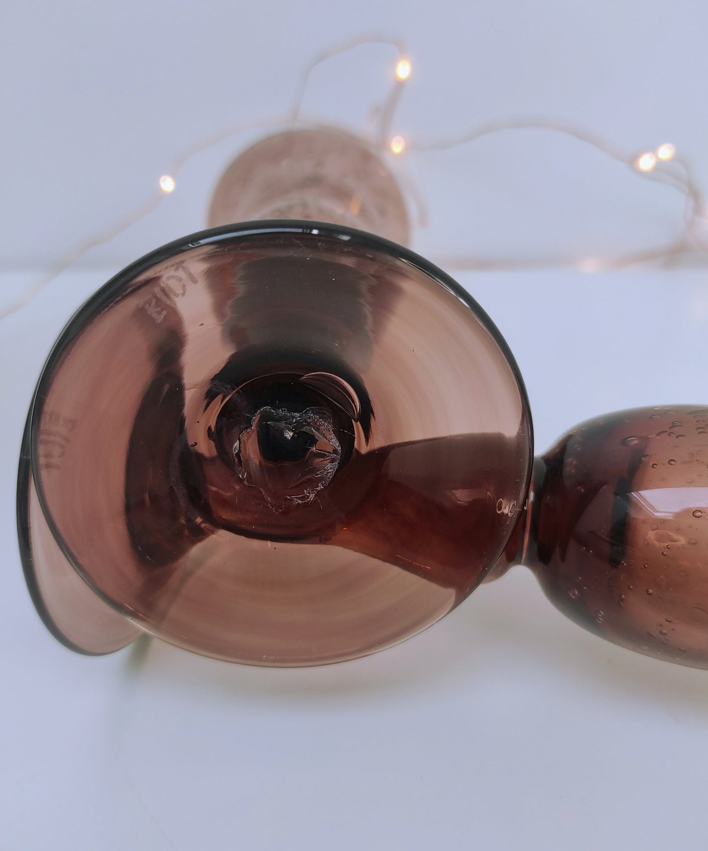 Des bulles à l'intérieur mais pas seulement ! Fêtez un évènement ou trinquez avec un de vos proches avec élégance grâce à cet ensemble de 2 flûtes à champagne en verre soufflé signé Biot de couleur améthyste/mauve! Sans aucun éclat, en très bon état. Made in France, fait main et soufflé à la bouche ! bohème, Provence, vintage