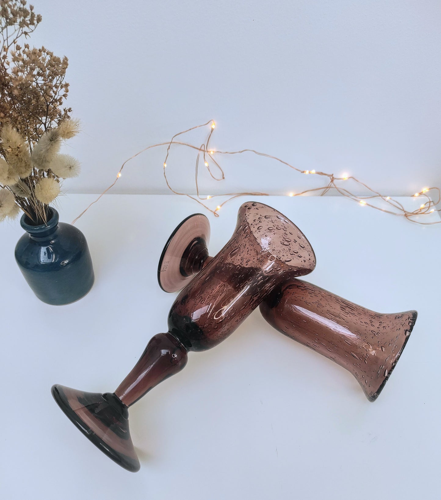 Des bulles à l'intérieur mais pas seulement ! Fêtez un évènement ou trinquez avec un de vos proches avec élégance grâce à cet ensemble de 2 flûtes à champagne en verre soufflé signé Biot de couleur améthyste/mauve! Sans aucun éclat, en très bon état. Made in France, fait main et soufflé à la bouche ! bohème, Provence, vintage