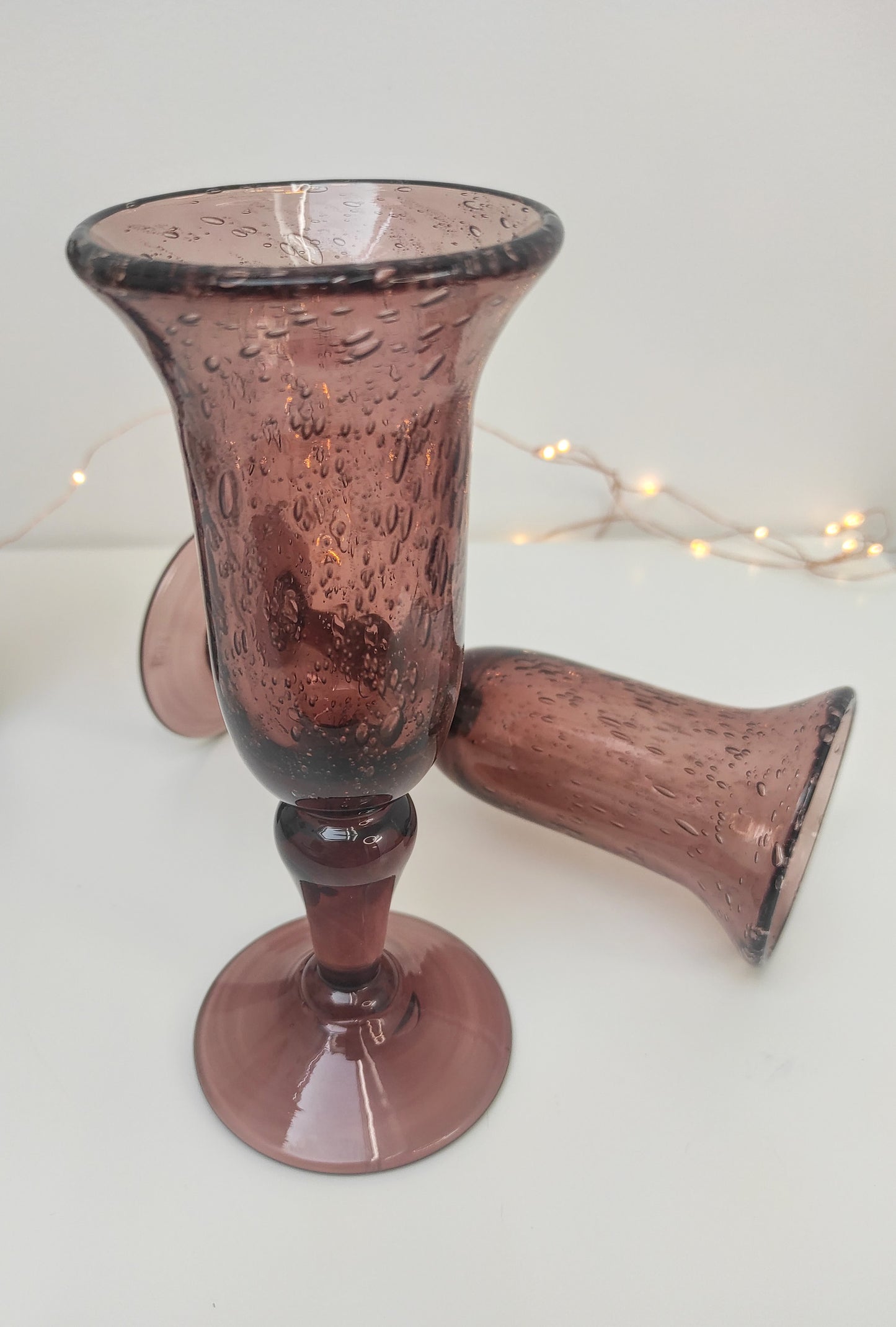 Des bulles à l'intérieur mais pas seulement ! Fêtez un évènement ou trinquez avec un de vos proches avec élégance grâce à cet ensemble de 2 flûtes à champagne en verre soufflé signé Biot de couleur améthyste/mauve! Sans aucun éclat, en très bon état. Made in France, fait main et soufflé à la bouche ! bohème, Provence, vintage
