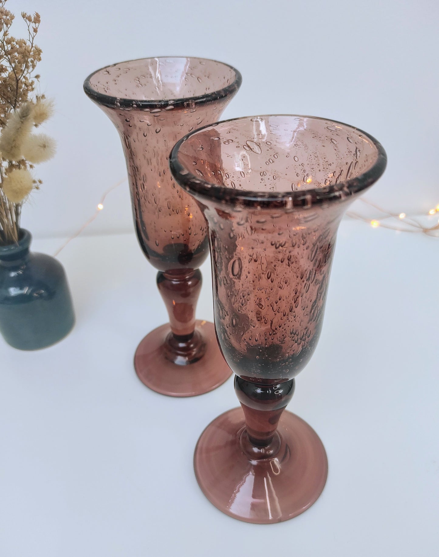 Des bulles à l'intérieur mais pas seulement ! Fêtez un évènement ou trinquez avec un de vos proches avec élégance grâce à cet ensemble de 2 flûtes à champagne en verre soufflé signé Biot de couleur améthyste/mauve! Sans aucun éclat, en très bon état. Made in France, fait main et soufflé à la bouche ! bohème, Provence, vintage