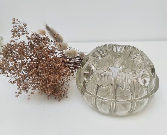 Un peu, beaucoup, à la folie… on adore ces anciens piques fleurs vintage ! Avec ses 19 trous, ce pique fleurs N°4 en verre Made in France trouvera à coup sûr sa place dans votre intérieur pour vos compositions florales ou à détourner en pot à crayons dans votre bureau ! décoration vintage