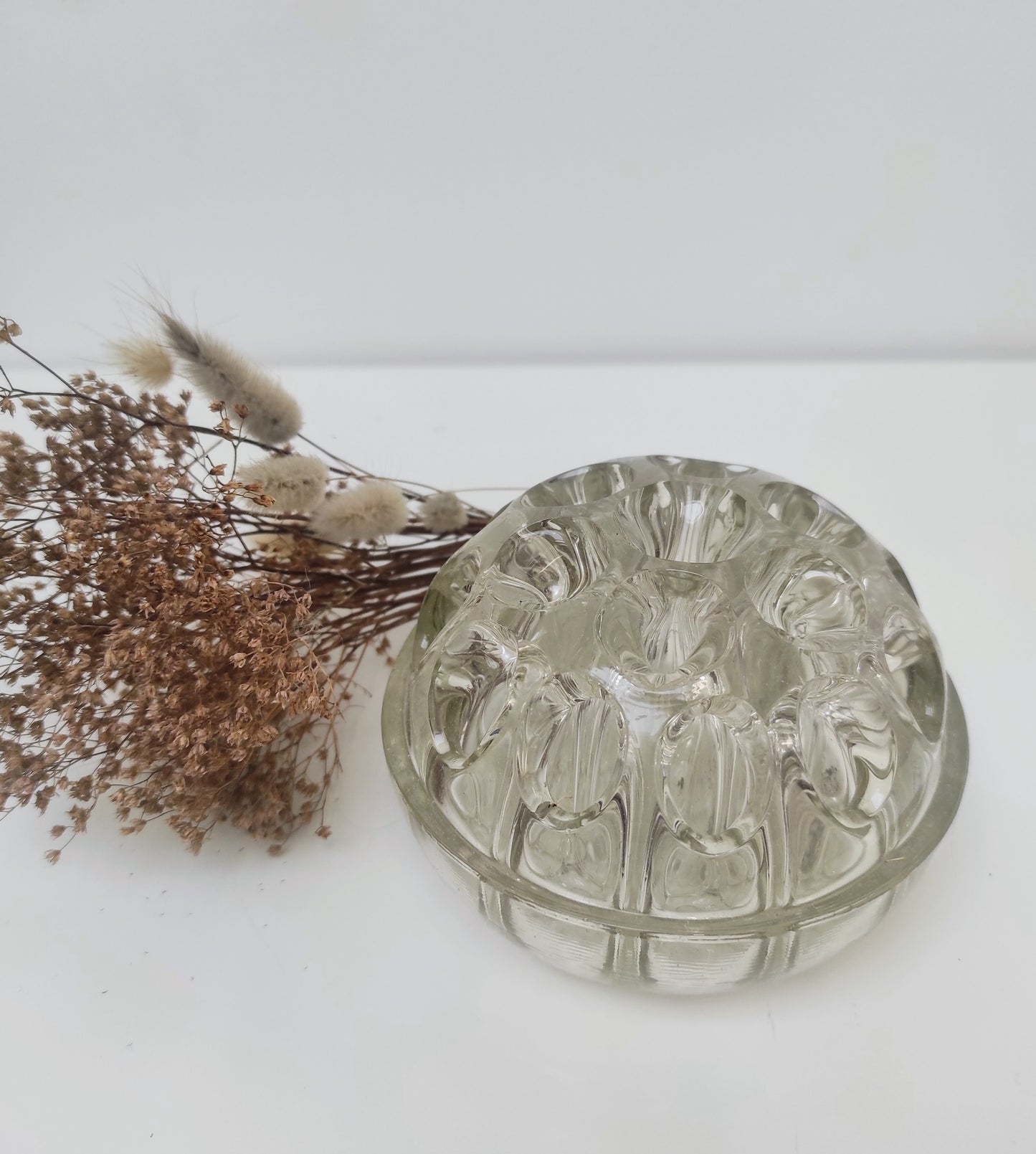 Un peu, beaucoup, à la folie… on adore ces anciens piques fleurs vintage ! Avec ses 19 trous, ce pique fleurs N°4 en verre Made in France trouvera à coup sûr sa place dans votre intérieur pour vos compositions florales ou à détourner en pot à crayons dans votre bureau ! décoration vintage