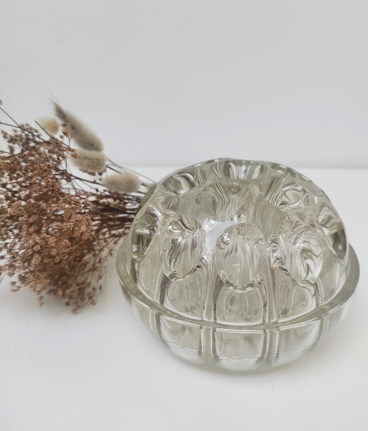 Un peu, beaucoup, à la folie… on adore ces anciens piques fleurs vintage ! Avec ses 19 trous, ce pique fleurs N°4 en verre Made in France trouvera à coup sûr sa place dans votre intérieur pour vos compositions florales ou à détourner en pot à crayons dans votre bureau ! décoration vintage
