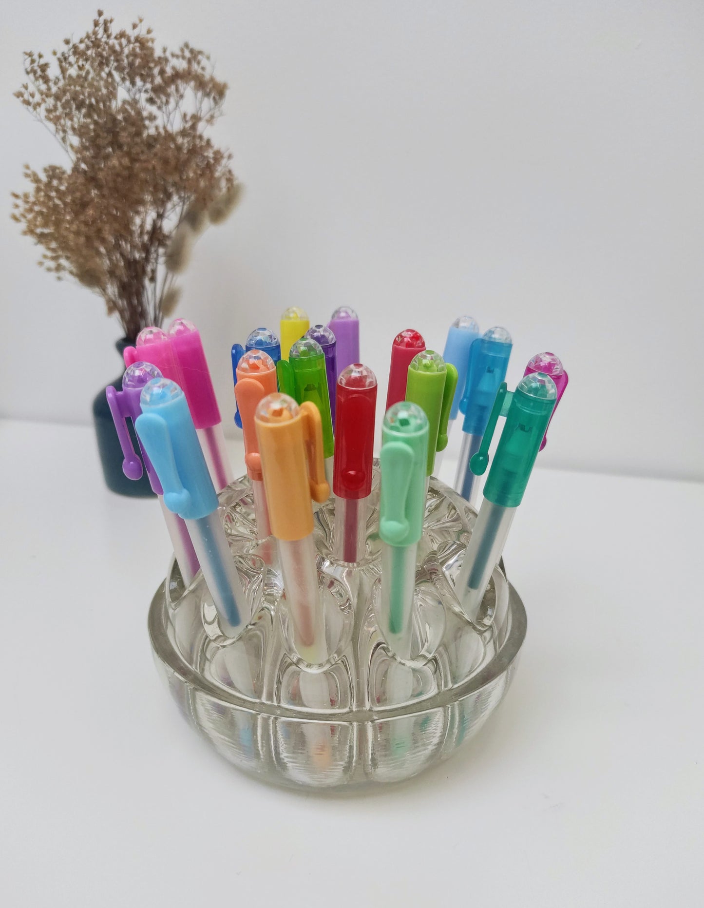 Un peu, beaucoup, à la folie… on adore ces anciens piques fleurs vintage ! Avec ses 19 trous, ce pique fleurs N°4 en verre Made in France trouvera à coup sûr sa place dans votre intérieur pour vos compositions florales ou à détourner en pot à crayons dans votre bureau ! décoration vintage