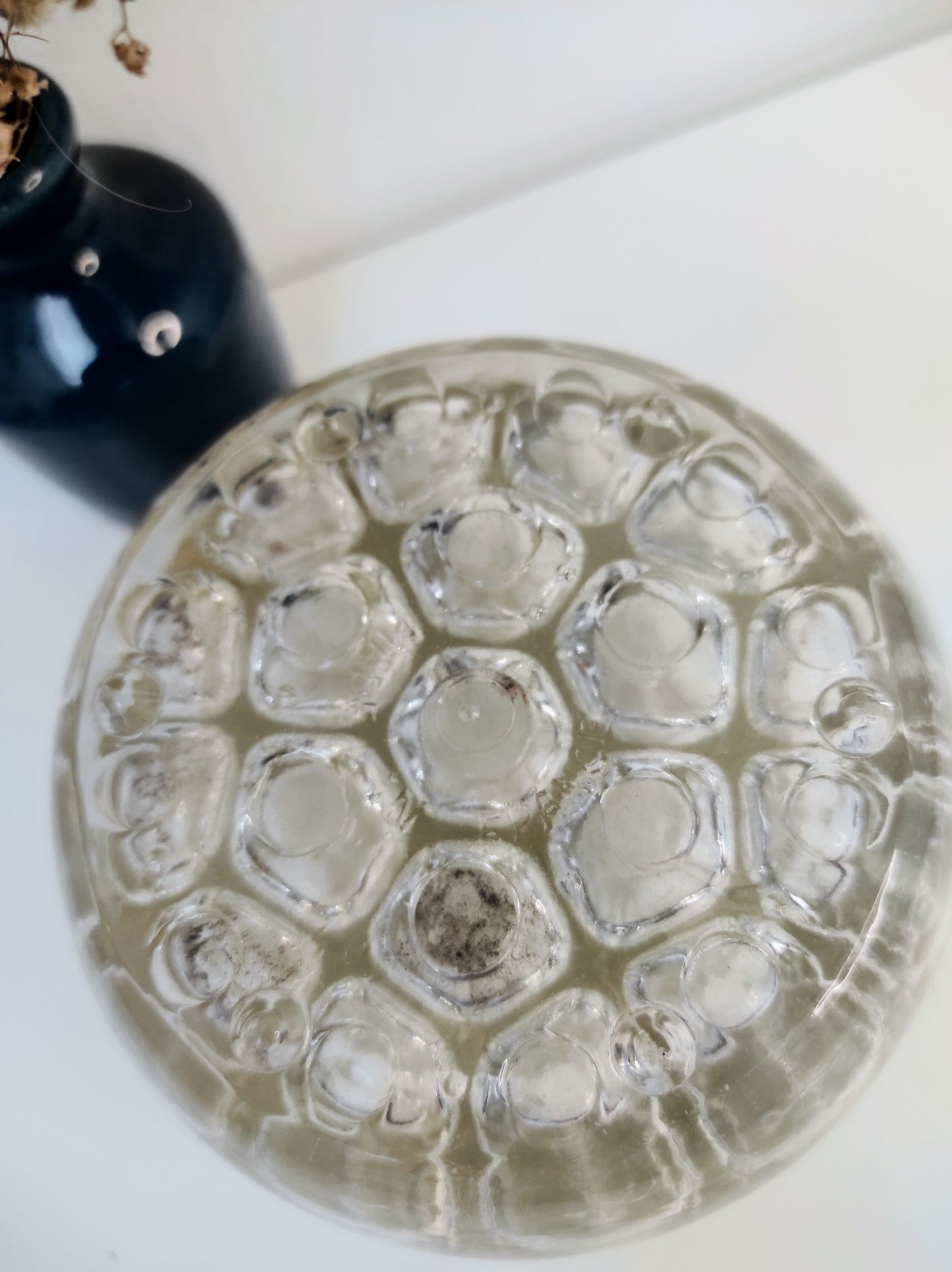 Un peu, beaucoup, à la folie… on adore ces anciens piques fleurs vintage ! Avec ses 19 trous, ce pique fleurs N°4 en verre Made in France trouvera à coup sûr sa place dans votre intérieur pour vos compositions florales ou à détourner en pot à crayons dans votre bureau ! décoration vintage