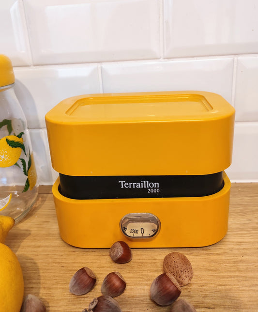 Qui ne la connait pas ? La balance mécanique Terraillon est un modèle incontournable de l’électroménager vintage à avoir ! D'une belle couleur jaune et en parfait état de fonctionnement elle sera très jolie aussi en déco dans votre cuisine. Pesée possible jusqu’à 2.2kg, graduée par 10gr, une petite molette de tare sur le coté. Dans son jus avec quelques traces du passé mais fonctionne parfaitement. vintage