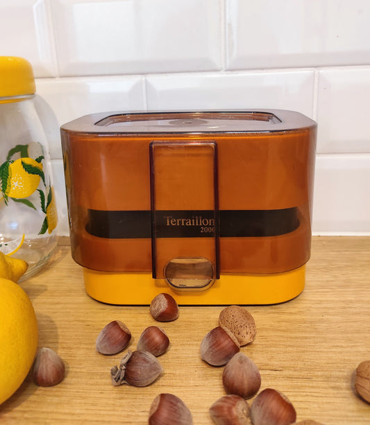 Qui ne la connait pas ? La balance mécanique Terraillon est un modèle incontournable de l’électroménager vintage à avoir ! D'une belle couleur jaune et en parfait état de fonctionnement elle sera très jolie aussi en déco dans votre cuisine. Pesée possible jusqu’à 2.2kg, graduée par 10gr, une petite molette de tare sur le coté. Dans son jus avec quelques traces du passé mais fonctionne parfaitement.