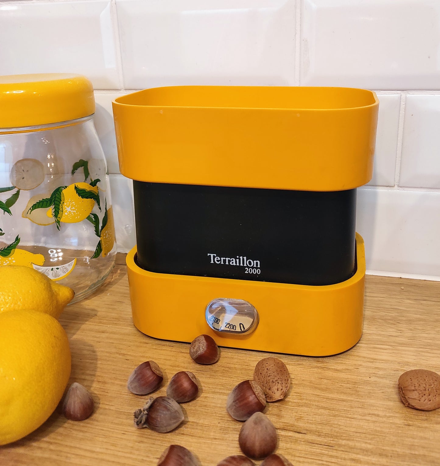 Qui ne la connait pas ? La balance mécanique Terraillon est un modèle incontournable de l’électroménager vintage à avoir ! D'une belle couleur jaune et en parfait état de fonctionnement elle sera très jolie aussi en déco dans votre cuisine. Pesée possible jusqu’à 2.2kg, graduée par 10gr, une petite molette de tare sur le coté. Dans son jus avec quelques traces du passé mais fonctionne parfaitement.