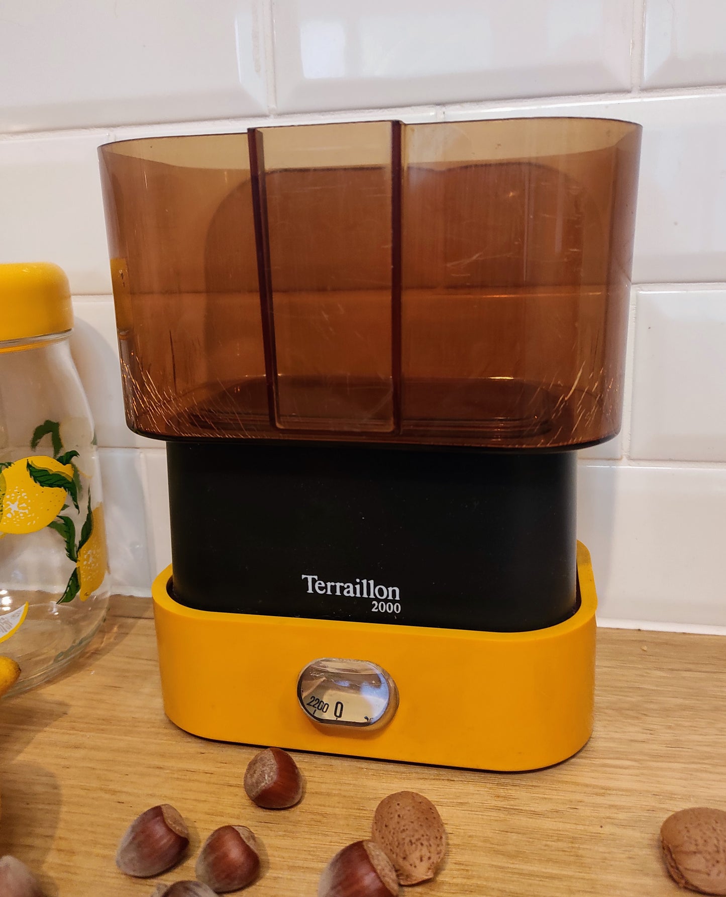 Qui ne la connait pas ? La balance mécanique Terraillon est un modèle incontournable de l’électroménager vintage à avoir ! D'une belle couleur jaune et en parfait état de fonctionnement elle sera très jolie aussi en déco dans votre cuisine. Pesée possible jusqu’à 2.2kg, graduée par 10gr, une petite molette de tare sur le coté. Dans son jus avec quelques traces du passé mais fonctionne parfaitement.