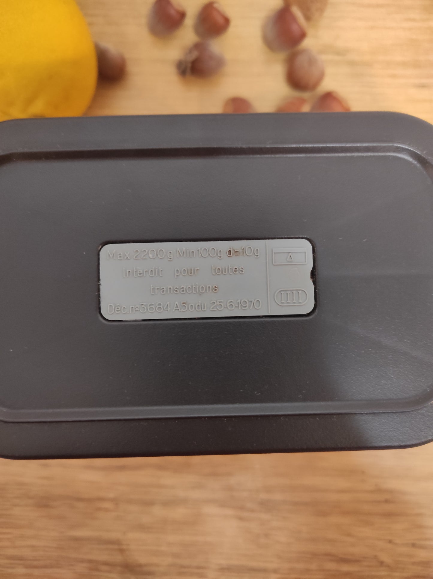 Qui ne la connait pas ? La balance mécanique Terraillon est un modèle incontournable de l’électroménager vintage à avoir ! D'une belle couleur jaune et en parfait état de fonctionnement elle sera très jolie aussi en déco dans votre cuisine. Pesée possible jusqu’à 2.2kg, graduée par 10gr, une petite molette de tare sur le coté. Dans son jus avec quelques traces du passé mais fonctionne parfaitement.
