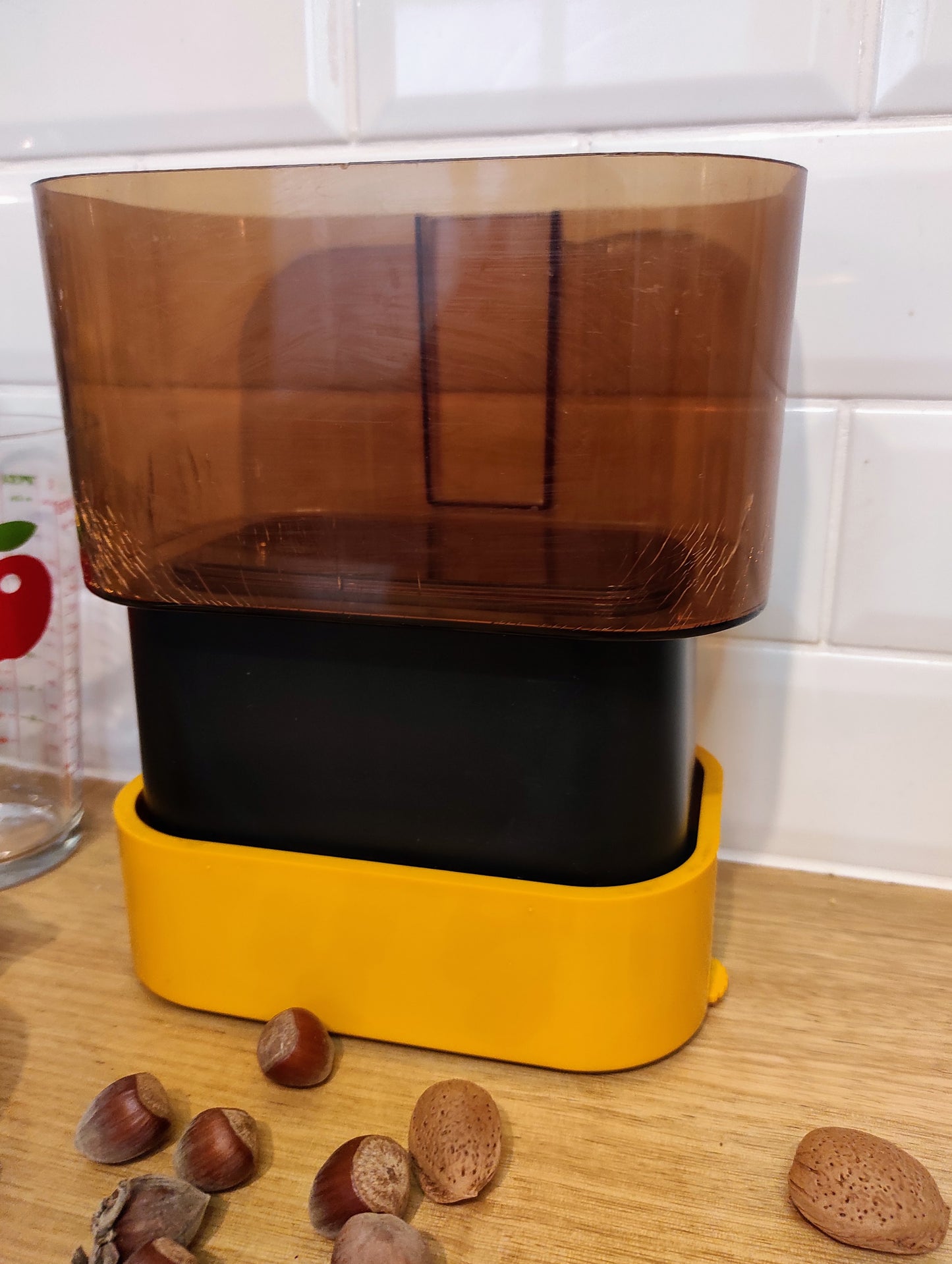 Qui ne la connait pas ? La balance mécanique Terraillon est un modèle incontournable de l’électroménager vintage à avoir ! D'une belle couleur jaune et en parfait état de fonctionnement elle sera très jolie aussi en déco dans votre cuisine. Pesée possible jusqu’à 2.2kg, graduée par 10gr, une petite molette de tare sur le coté. Dans son jus avec quelques traces du passé mais fonctionne parfaitement.