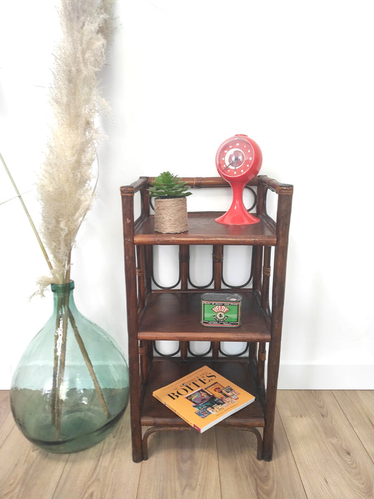 Petite étagère bibliothèque en rotin à poser vintage. Cette jolie petite étagère en rotin à poser vous apportera une ambiance vintage et bohème ! Dans son petit format elle est composée de 3 étagères et apportera une touche d'exotisme dans votre intérieur. Elle trouvera sa place aussi bien dans une chambre, que dans un salon, un bureau ou encore une salle de bain.