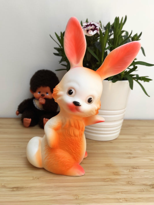 Jouet Pouet Pouet Lapin Delacoste Made In France. Dans son jus mais encore en très bon état, de superbes couleurs, ce joli lapin fait encore Pouet Pouet ! Orange, rose, jeu , jouet années 70, années 80, enfance, enfants, bébé