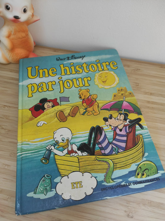 Livre 1 histoire par jour de Disney Saison été. Livre 1 histoire par jour de Disney de 1984. Des histoires pour chaque jour qui font appel aux personnages de Walt Disney. La série comprend 4 volumes, chacun consacré à une saison. Celui-ci est dédié à l'été ( du 1er juin au 31 août ). 159 pages