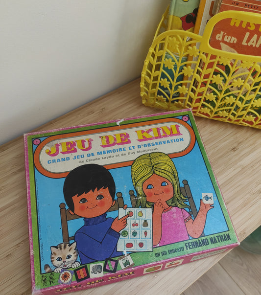 Jeu de société, jeu de Kim des années 70. Le jeu de Kim est un jeu de mémoire et d'observation, complet, avec la règle du jeu. Un jeu éducatif Fernand Nathan. A partir de 6 ans.