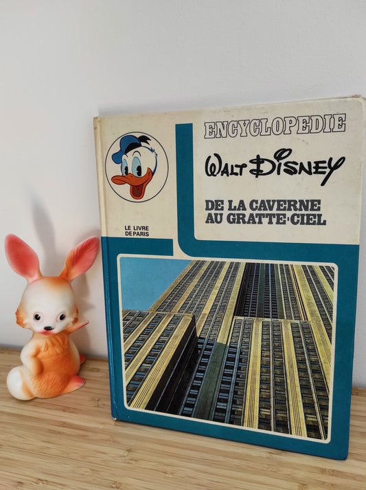 Livre encyclopédie Walt Disney, de la caverne au gratte ciel. Encyclopedie Walt Disney de la caverne au gratte ciel de 1972. Edition N°165 Couverture abîmée à l'arrière et traces d'humidité à l'intérieur ( et oui le livre n'est tout jeune ! ).