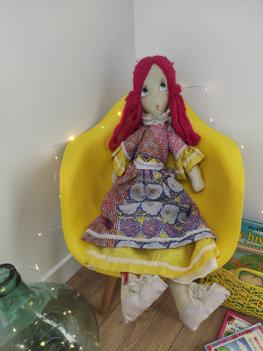 Grande poupée de chiffon Marie D'O. Avec ses grands yeux bleus pensifs et ses nattes roses cette ancienne poupée de chiffon signée Marie D'O n'attend patiemment que vous ! Vintage, enfance, ancienne poupée, fille, maman