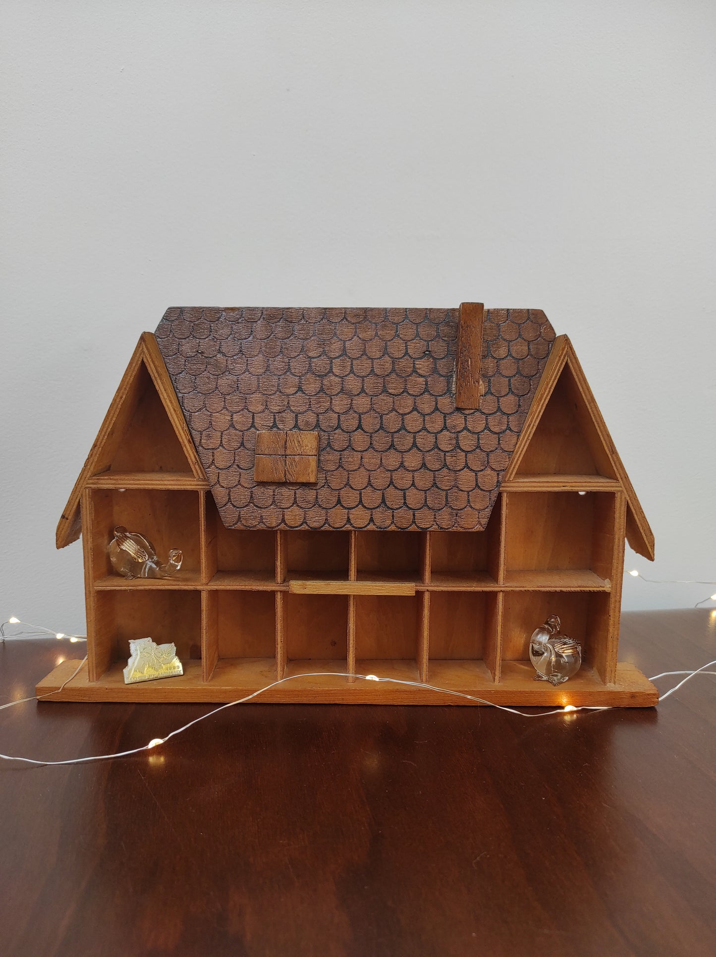 Petite étagère en bois en forme de maison avec 14 cases. A poser ou à accrocher, pour des miniatures ou encore vos bijoux. vintage, chalet ancien