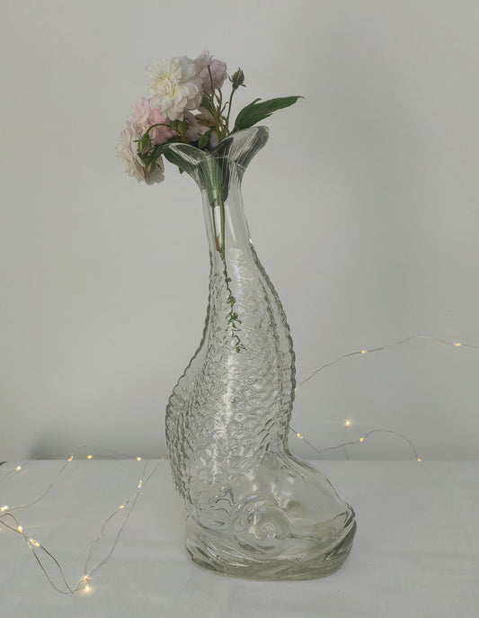 Ancienne bouteille carafe zoomorphe forme poisson en verre blanc, En curiosité sur une étagère, sur la table en carafe ou en vase, cette bouteille apportera originalité et touche vintage