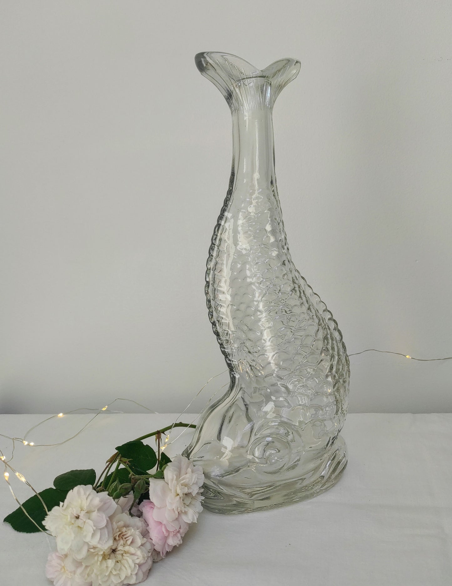 Ancienne bouteille carafe zoomorphe forme poisson en verre blanc