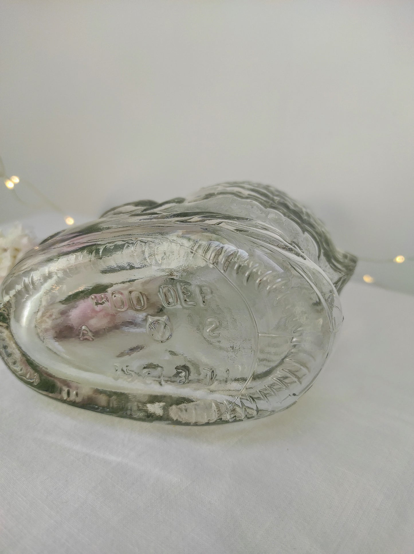 Ancienne bouteille carafe zoomorphe forme poisson en verre blanc