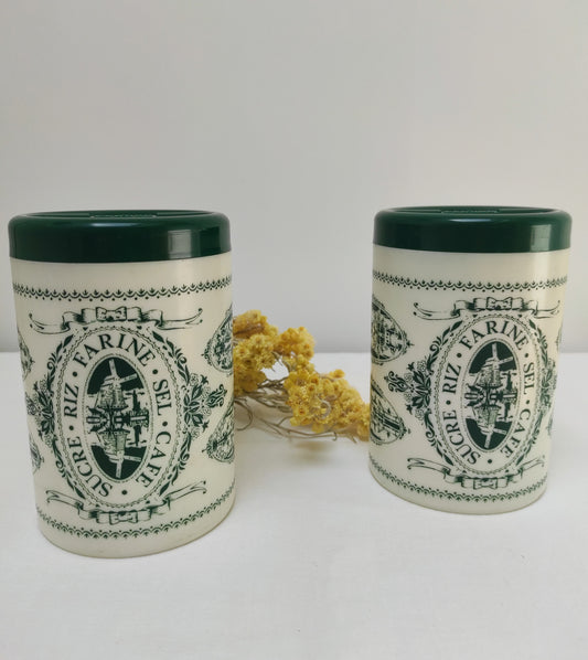 Lot anciennes boîtes de conservation PERNOD années 60. Vous souhaitez conserver le sucre, la farine, le riz, le sel ou encore votre café dans une belle boîte vintage des années 60 ? Alors ces boîtes sont faites pour vous ! Vous trouverez bien une petite place dans votre cuisine n'est-ce pas ? En plastique dur et en très bon état ces boîtes/pot de conservation vertes et blanches vintage de la marque PERNOD n'attendent que vous !