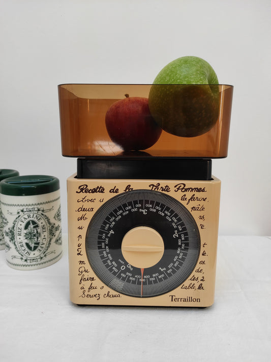 Balance de cuisine vintage Terraillon années 70 - RARE Balance de cuisine Terraillon vintage des années 70 à la décoration assez rare ! Sur ce modèle de balance vous trouverez la "recette de la tarte aux pommes", cuisine, vintage, recette