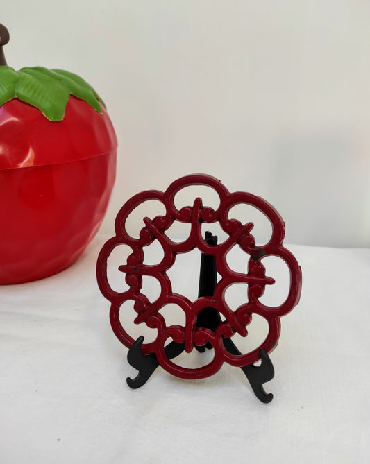 Ancien dessous de plat en fonte émaillée rouge, cuisine, vintage.Ces dessous de plat en fonte émaillée ajourés ont résisté au temps et vu passer un bon nombre de casseroles ! Celui-ci est assez rare de part sa taille.