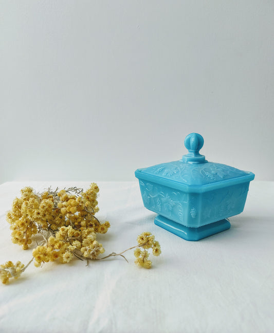 Faites un pause ! Pour un "tea time" tout en douceur, ce joli sucrier en opaline bleue Portieux avec ses jolies feuilles de vignes et ses grappes de raisin datant de la première partie du XXe siècle sera parfait sur votre table ! Sucrier en opaline bleue circa 1900. vintage