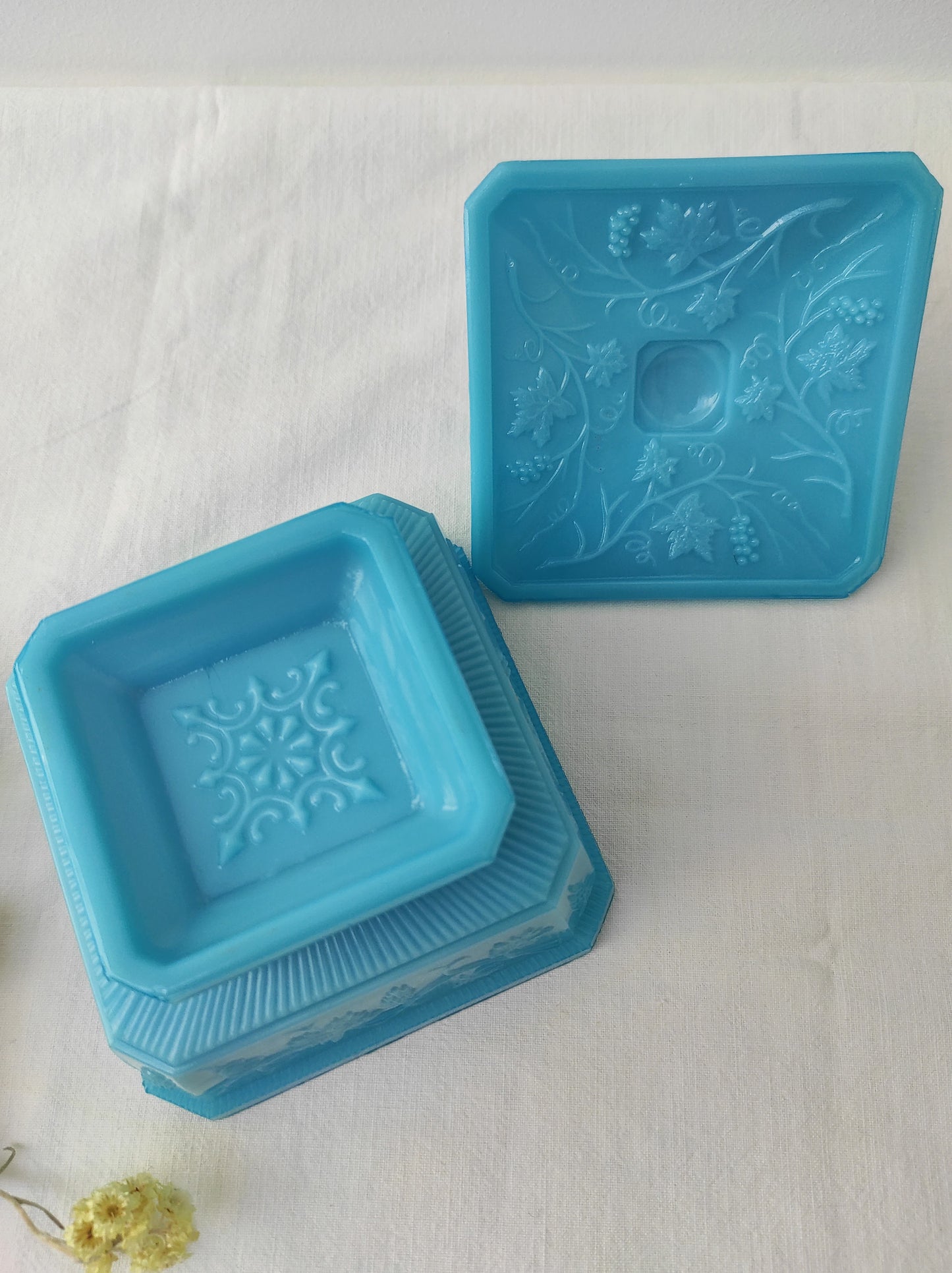 Sucrier en opaline bleue circa 1900