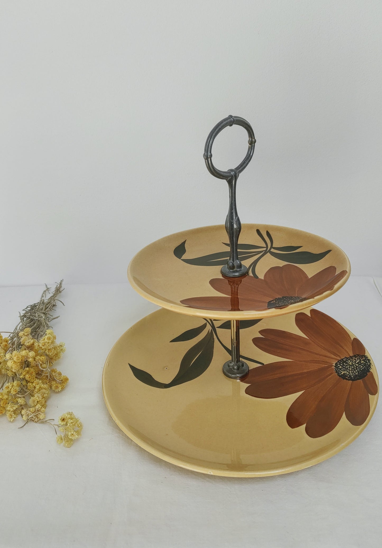 Plateau serviteur en céramique de Gien années 70. Pour vos petits fours ou pour vos fromages, ce plateau serviteur sera parfait pour une belle table. Décor peint à la main de fleurs sur fond jaune.