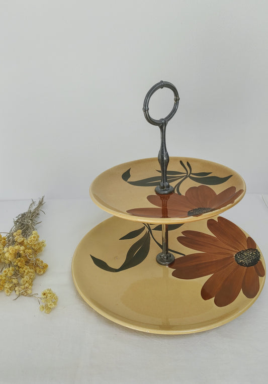 Plateau serviteur en céramique de Gien années 70. Pour vos petits fours ou pour vos fromages, ce plateau serviteur sera parfait pour une belle table. Décor peint à la main de fleurs sur fond jaune.