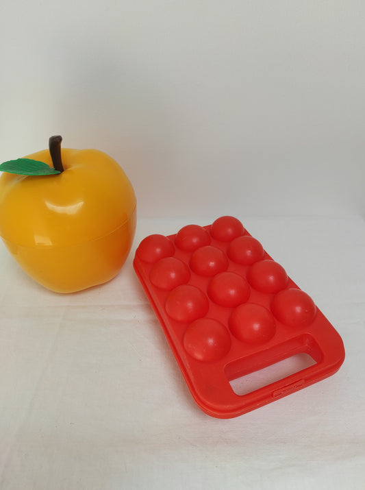 Boite à œufs orange vintage des années 70. Pour un total look seventies dans votre cuisine ou avant d'aller au marché chercher vos œufs frais, n'oubliez pas la boîte à œufs ! Plus besoin d'emballage ! En plastique rigide de la marque SoupleDur made in France et en très bon état.