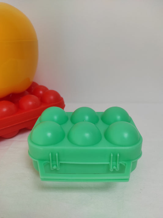 Boîte à œufs vintage vert mint années 70. Pour un total look seventies dans votre cuisine ou avant d'aller au marché chercher vos œufs frais, n'oubliez pas la boîte à œufs ! Plus besoin d'emballage ! En plastique rigide vert mint breveté S.G.D.G made in France et en très bon état. Pour 6 œufs.