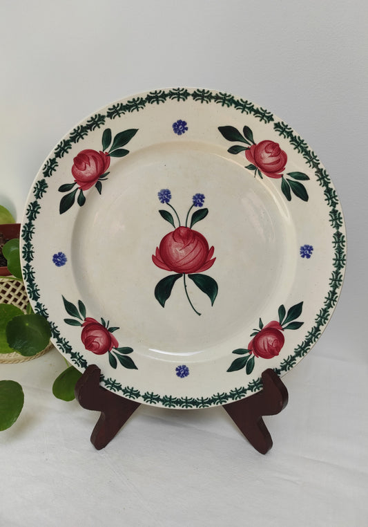 Ancien grand plat rond en céramique de St Amand Ceranord. Joli grand plat rond en céramique de Ceranord St Amand 473, décor floral rose, bleu et vert, made in France. En très bel état général, aucun éclat, légère tâche brune à l'arrière mais ne se voit pas une fois le plat posé.
