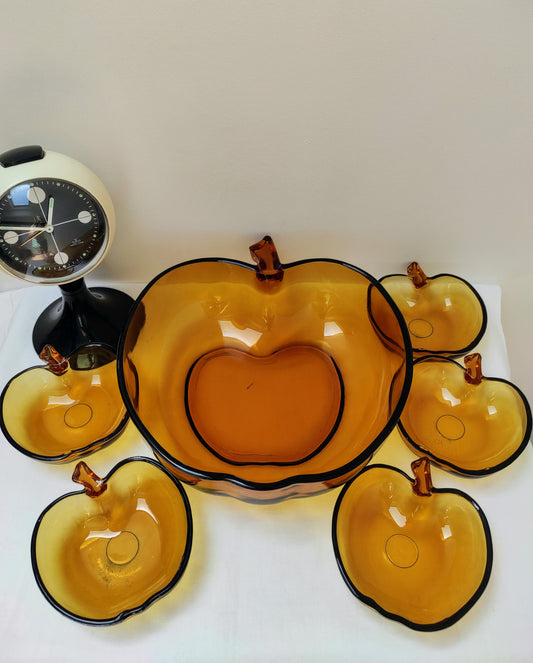 Service à dessert en forme de pomme en verre ambré des années 70. Mangez des pommes !!! Ce joli service à dessert en forme de pomme en verre ambré vintage des années 70, comprenant 1 saladier et ses 5 ramequins pourront tout aussi bien accueillir une bonne salade fruits en été qu'une bonne compote maison en automne !
